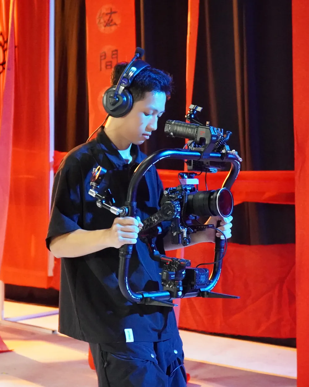 Nguyễn Hoàng Duy cầm gimbal trên set quay